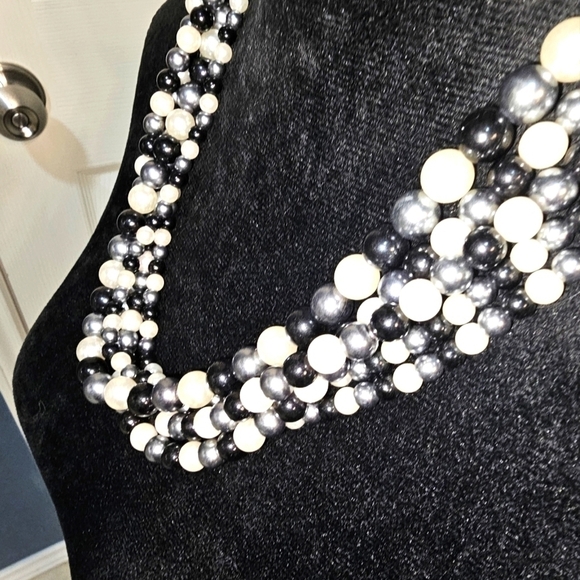 Costume Adjustable Faux Pearl Rope Necklace w Black, Silver & Pearl beads. EUC - Picture 4 of 8